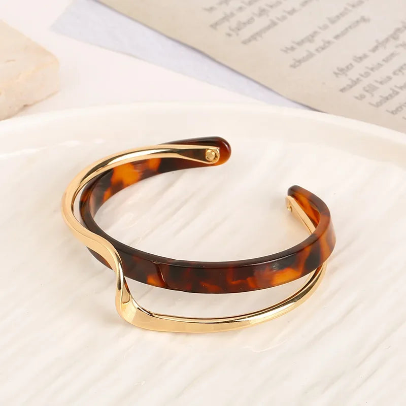 DL Luxury White Shellfis Board Bracelet Bend Metallic Texture Bracelet (Korean Edition)
