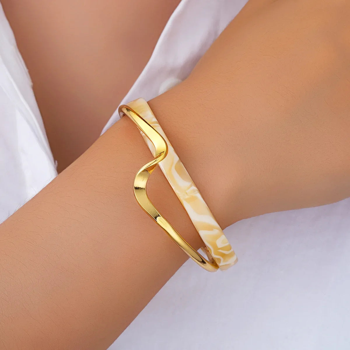 DL Luxury White Shellfis Board Bracelet Bend Metallic Texture Bracelet (Korean Edition)