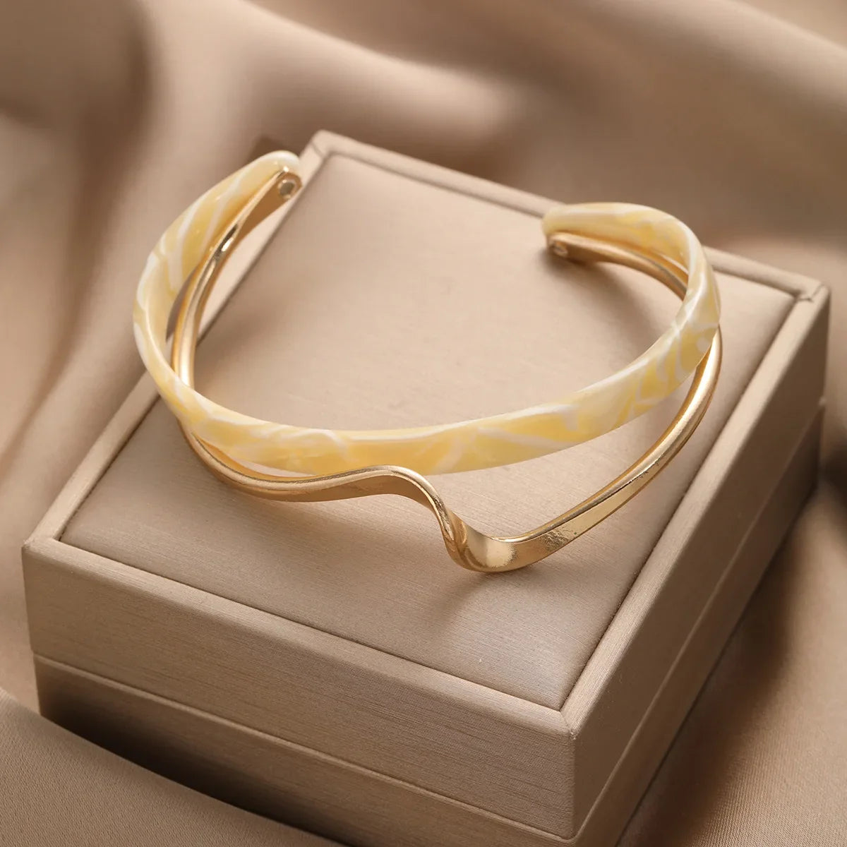 DL Luxury White Shellfis Board Bracelet Bend Metallic Texture Bracelet (Korean Edition)