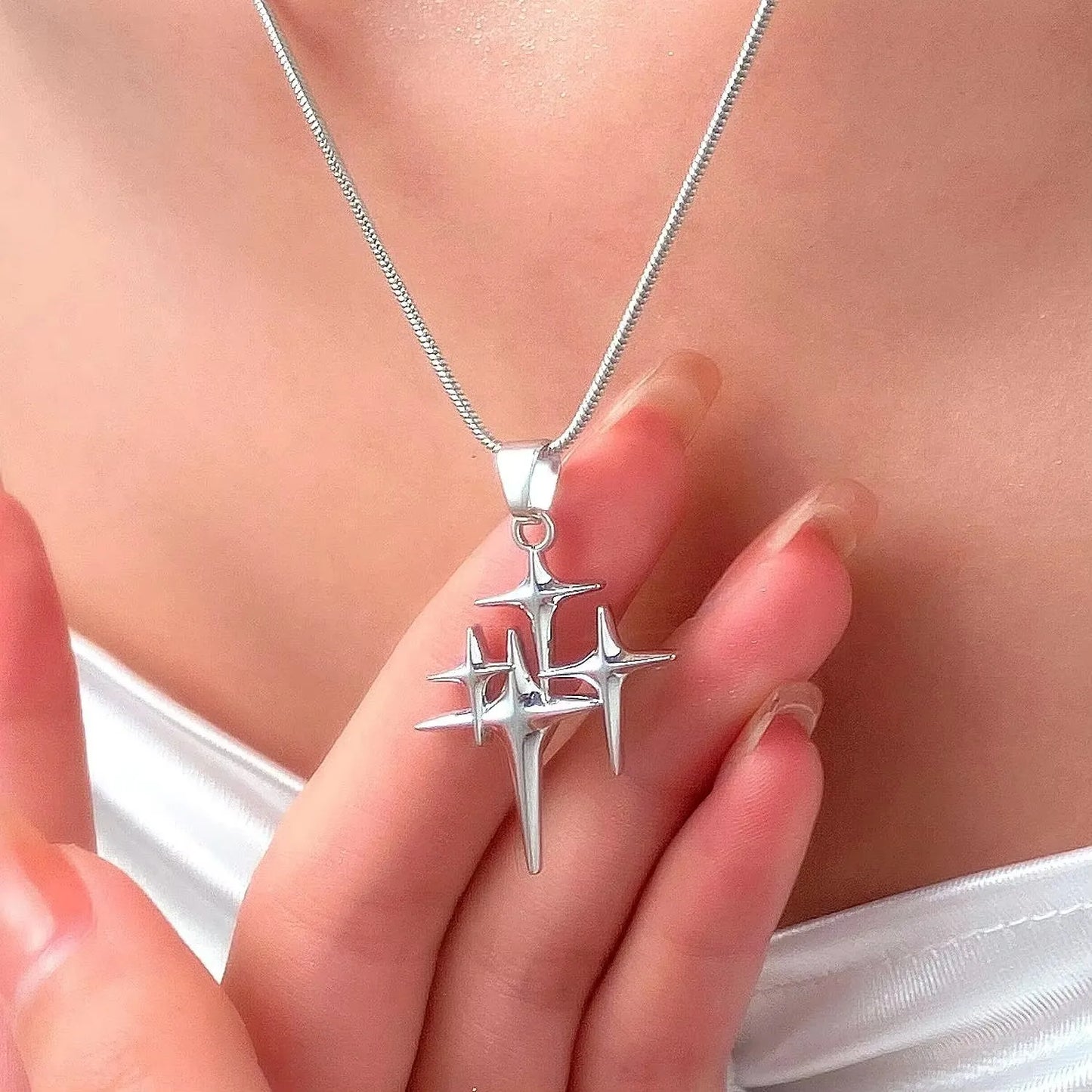 DL Y2K Simple Choker Necklace Four Pointed Star Adjustable Crucifix Pendant Necklace (Korean Edition)