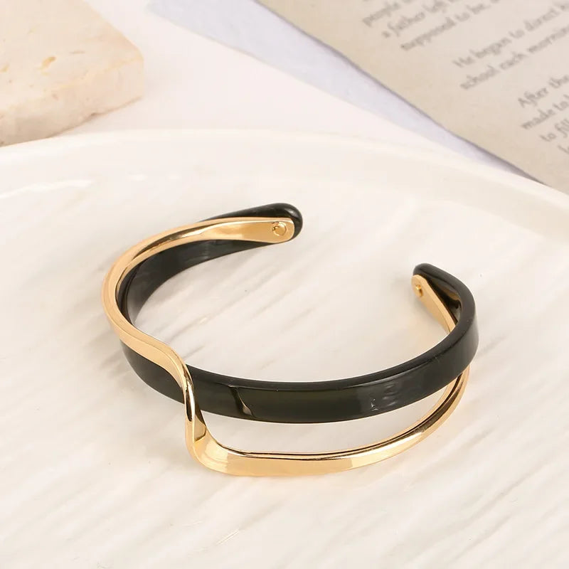 DL Luxury White Shellfis Board Bracelet Bend Metallic Texture Bracelet (Korean Edition)