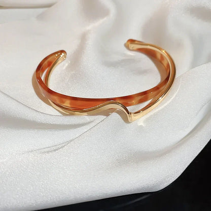 DL Luxury White Shellfis Board Bracelet Bend Metallic Texture Bracelet (Korean Edition)