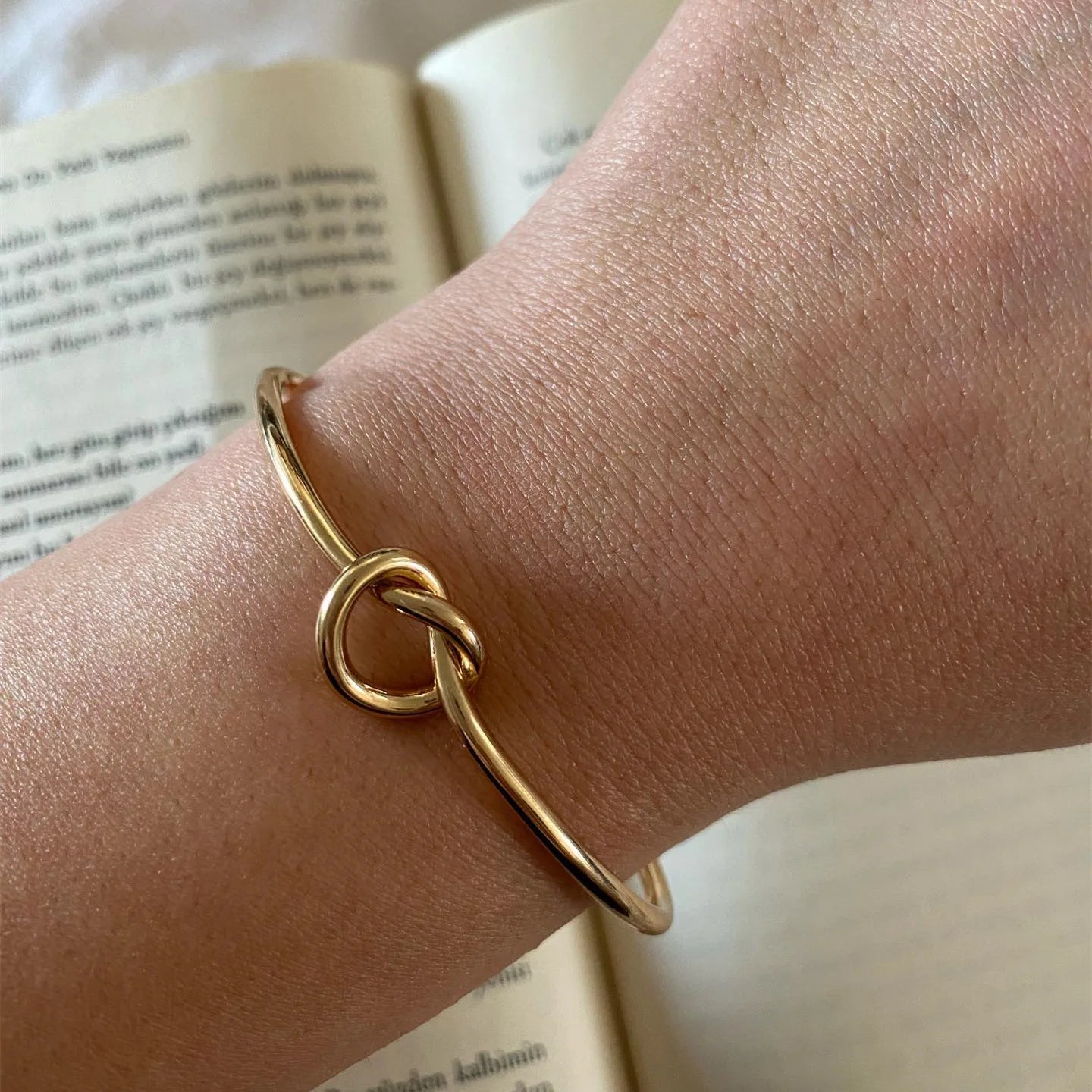 DL Twist Round Circle Bracelet (China Edition)