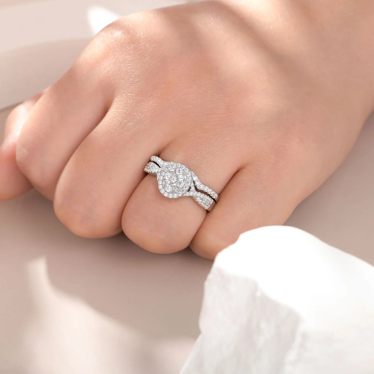 DL 925 Sterling Silver Oval Halo Cubic Zircon Bridal Ring (Korean Edition)